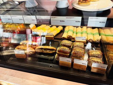 Şimdiki Dwy Mazowiecki, Polonya - 22 Ekim 2025: Polonya 'daki bir fırında sandviçler ve susamlı ekmekler sergilenen fırın.