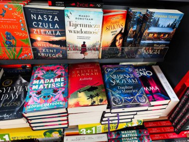 Şimdiki Dwy Mazowiecki, Polonya - 22 Ekim 2025: Polonya 'daki bir kitapçıda renkli kitap ve seyahat kitapları rafları 