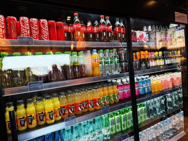 Şimdi Dwy Dwor Mazowiecki, Polonya - 22 Ekim 2025: Havaalanı dükkanında soğutulmuş bir kutuda iyi aydınlatılmış bir şişe içki gösterisi