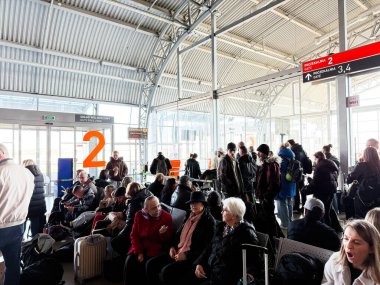 Şimdi Dwy Dwor Mazowiecki, Polonya - 22 Ekim 2025: Kalabalık havaalanı terminali 2..