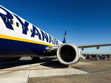 Şimdi Dwy Mazowiecki, Polonya - 22 Ekim 2025: Ryanair jeti Warsaw Modlin Havalimanı pistinde yolcu bekliyor..