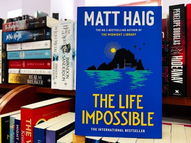 Kyiv, Ukrayna - 10 Kasım 2025: Matt Haig tarafından The Life Impossible dergisinin mavi kapağı.