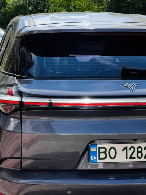 Kyiv, Ukrayna - 10 Kasım 2025: Arkadan görülen parlak gri bir Neta U SUV, plakayı ve modern tasarımı vurguluyor..