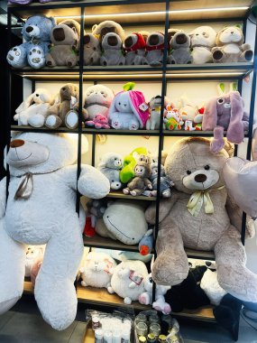 Kyiv, Ukrayna - 10 Kasım 2025: Kocaman peluş ayılar ve oyuncak dükkanında doldurulmuş hayvanlarla dolu parlak raflar.