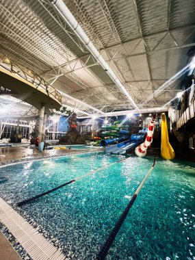 Khmelnytsky, Ukrayna - 10 Kasım 2025: Canlı bir kapalı havuz ve eğlence arayan aile ve arkadaşlar için tasarlanmış slaytlar