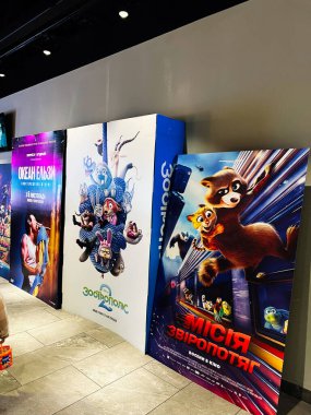 Kyiv, Ukrayna - 10 Kasım 2025: Canlı posterler bir sinema koridorunda sergilenmekte, animasyon Şahin Ekspresi veya Trendeki Evcil Hayvanlar ve renkli film sanatları sergilenmektedir.
