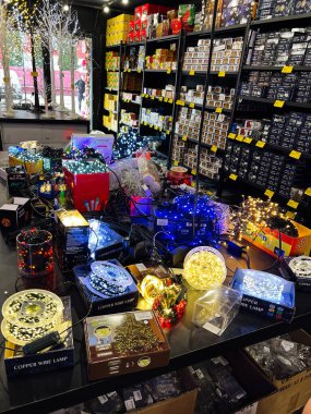 Kyiv, Ukrayna - 10 Kasım 2025: Bakır kablo lambaları ve organize raflar arasında parlak tel lambalarla dolu yoğun bir dükkan.