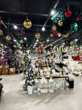 Kyiv, Ukrayna - 10 Kasım 2025: Süslü ağaçlar, süsler ve fenerlerle dolu canlı bir tatil dükkânı sahnesi.