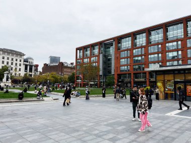Manchester, İngiltere - 30 Eylül 2025: Vibrant Manchester Meydanı yayalar, modern tuğla mimarisi ve açık alandan keyif alan müşteriler.