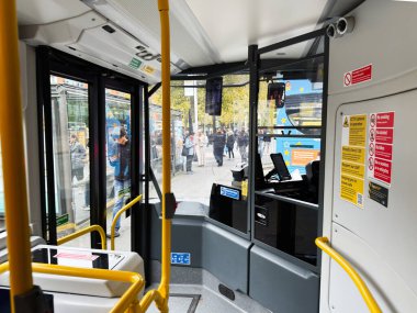 Manchester, İngiltere - 30 Eylül 2025: Manchester UK otobüs durağı manzaralı şehir hayatı yolcuları.