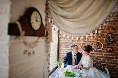 mutlu ve sevilen Düğün çifti Café