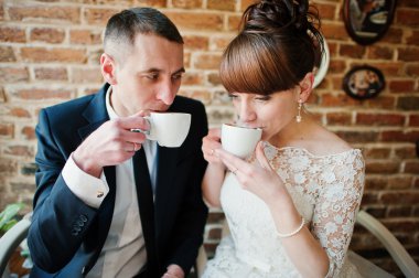 mutlu ve sevilen Düğün çifti Café