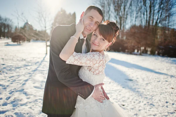 Wedding couple at the winter day — Stock Photo, Image