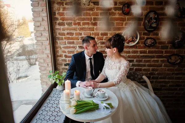 Szczęśliwy i kochany, ślub para w kawiarni — Zdjęcie stockowe