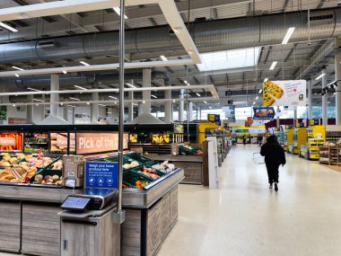 Manchester, İngiltere - 30 Eylül 2025: Manchester 'da üretim, koridorlar ve tek başına alışveriş yapan bir market.