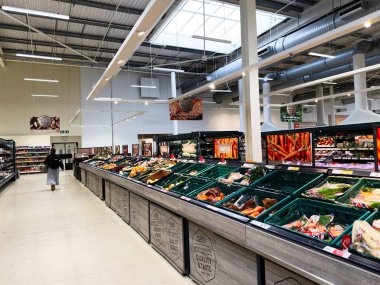 Manchester, İngiltere - 30 Eylül 2025: Manchester 'da taze meyve, sebze ve yoğun reyonlarla dolu açık hava süpermarket sahnesi.