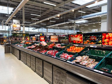 Manchester, İngiltere - 30 Eylül 2025: Manchester 'da taze domatesler ve renkli meyvelerle dolu modern market koridoru