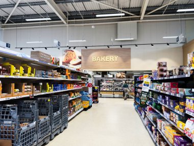 Manchester, İngiltere - 30 Eylül 2025: Fırın tabelası ve raflarla dolu Bright Manchester mağaza sahnesi