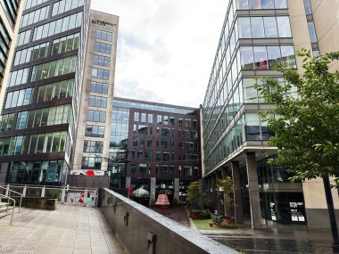 Manchester, İngiltere - Ekim 04, 2025: Manchester 'daki Piccadilly Place iş kompleksi cam kuleler, bir yaya plazası ve yeşillik.
