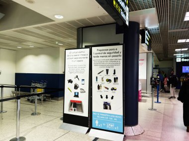 Manchester, İngiltere - Ekim 04, 2025: Günümüz Manchester havaalanı terminalinde gezginlere güvenlik prosedürlerinde yol gösteren eğitici posterler.