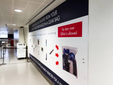 Manchester, İngiltere - Ekim 04, 2025: Manchester bölgesinde bilgi duvarı grafikleri seyahat ve bagaj kuralları için sıvı politikalarını detaylandırıyor.