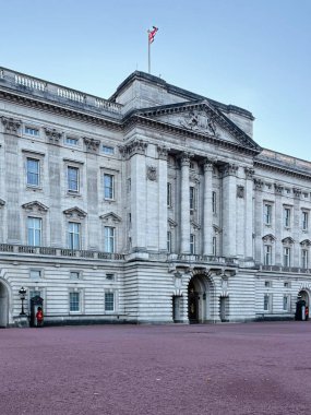 Londra, İngiltere - 22 Eylül 2025: Londra 'da uzun kolonları, kemerleri ve törensel prestijiyle etkileyici neoklasik hükümet binası.