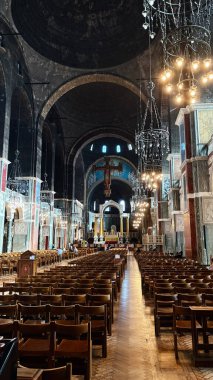 Londra, İngiltere - 22 Eylül 2025: Londra Westminster Katedrali iç mimarisi kemerler, avizeler ve ahşap sıralar ile kutsal bir ruhsal atmosfer yaratıyor.