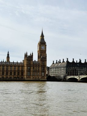 Londra, İngiltere - 22 Eylül 2025: Londra 'daki Thames Nehri boyunca parlamento binası ve saat kulesi, ikonik tarihi bir dönüm noktası..