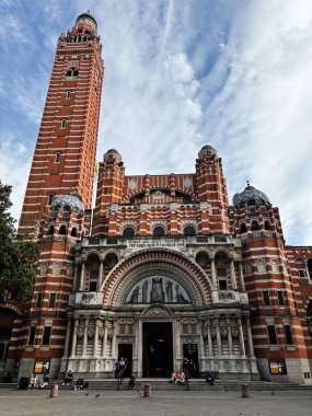 Londra, İngiltere - 22 Eylül 2025: İngiltere 'de Londra Westminster Katedrali cephesine tuğla kule, kemer ve mozaik girişi ile saldırmak.