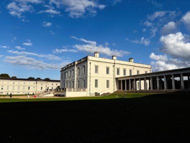 Londra, İngiltere - 22 Eylül 2025: Londra 'daki White Stone Queen' s House 'da klasik sütunlar, aydınlık gün, açık alan ve ziyaretçiler yer almaktadır.