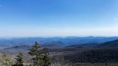 Kuzey Carolina 'nın geniş dağları açık mavi gökyüzünün altına kadar uzanıyor..