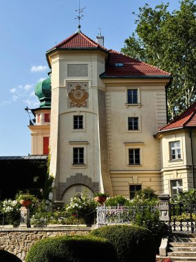 Lancut, Polonya - 19 Temmuz 2025: Güneşli bir avluda taret, arma ve iyi korunan bahçeli şık Polonya akut kalesi.