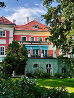 Lancut, Polonya - 19 Temmuz 2025 Polonya 'da renkli bir cephe, balkon ve yemyeşil bahçeli parlak bir akut kale.