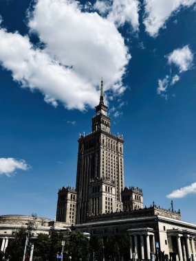 Varşova, Polonya - 19 Temmuz 2025: Iconic Varşova Kulesi, Polonya 'nın tarihi ve modern şehir yaşamını gözler önüne sererek açık mavi gökyüzüne yükseliyor.