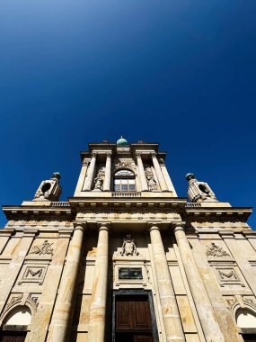 Varşova, Polonya - 19 Temmuz 2025: Büyük Barok Kilisesi Bakire Meryem 'in Hükmü ve Polonya' daki Aziz Joseph cephesi uzun kolonlar, heykeller ve parlak mavi gökyüzü.