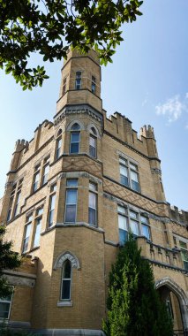 Altgeld Hall 'da tarihi tuğla bina, kule, kemer ve yeşillik, açık Güney Illinois Üniversitesi Carbondale, SIUC gökyüzü.