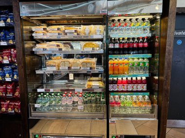 Dublin, İrlanda - 21 Ekim 2025: İrlanda 'daki bir dükkanda çeşitli sandviçler, şişe içecekler ve su.