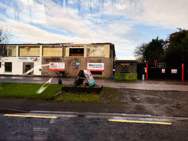 Longford, İrlanda - 21 Ekim 2025 İrlanda 'da iki katlı ticari bir bina, pankartlar ve çamurlu bir sokak yakıldı..