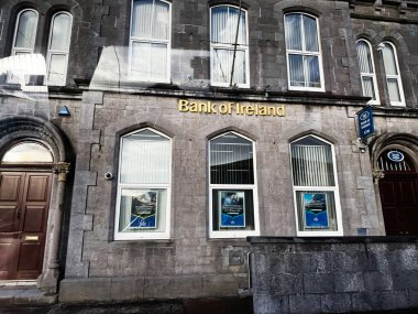 Castlerea, İrlanda - 21 Ekim 2025: İrlanda Tarihi Bankası İrlanda 'da kemerli camlı taş cephe üzerine dış cephe.