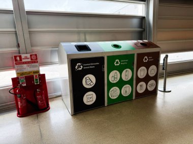 Dublin, İrlanda - 21 Ekim 2025: Dublin, İrlanda 'da genel atık, geri dönüşüm ve gübre kutularının yer aldığı modern bir atık tasnif istasyonu.