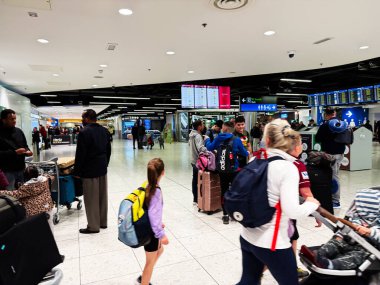 Dublin, İrlanda - 21 Ekim 2025: İrlanda 'da Dublin havaalanı gezginleri, bavullar ve uçuş panoları ile dolu.