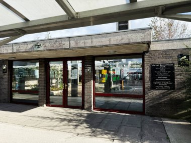 Dublin, İrlanda - 21 Ekim 2025: Dublin İrlanda 'da modern cam bir giriş içeren dini yapı