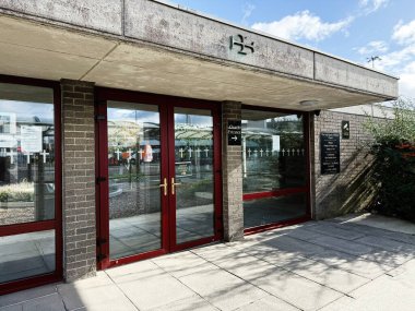 Dublin, İrlanda - 21 Ekim 2025: Dublin 'de modern bir kilise girişi büyük cam kapılar, tuğla duvarlar ve dışarıda tabela içerir..