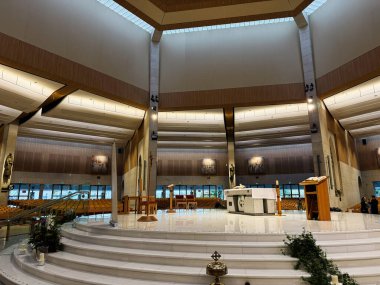 Tık, İrlanda - 22 Ekim 2025: Knock Ireland 'da sunak, kürsü ve genişleyen oturma düzeninin yer aldığı çağdaş bir kilisenin içi.