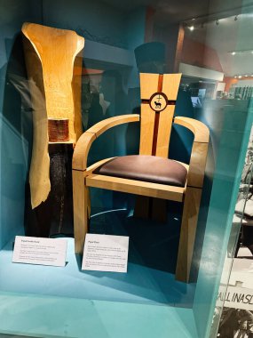 Tık, İrlanda - 22 Ekim 2025: Roma taht tarzı sandalye Knock Ireland 'da sergileniyor, ahşap gerdanlık ve cam kasa işçiliği ve mirası ön plana çıkarıyor.