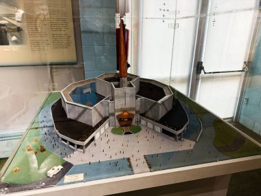 Tık, İrlanda - 22 Ekim 2025: Knock Ireland 'da plaza ve su özellikleri olan bir kilise binasının ayrıntılı ölçekli modeli.