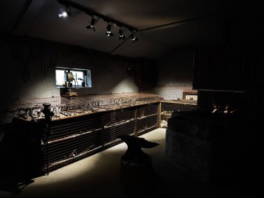 Knock, Ireland - 22 Ekim 2025: Knock Ireland 'da sıcak ateş ışığı, metal işçiliği ve koruyucu eskrim ile tarihi demir ocağı sahnesi.