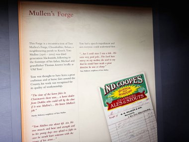 Tak, İrlanda - 22 Ekim 2025: Metin, alıntı ve retro reklamların yer aldığı eski bir sergi paneli. Ind Coope