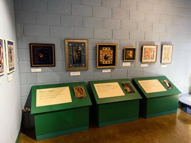 Tık, İrlanda - 22 Ekim 2025 Bir Knock Ireland ortamında çerçeve sanat eserleri ve küçük eserlerin sergilenmesi.