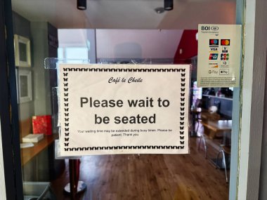 Tık, İrlanda - 22 Ekim 2025: Knock, İrlanda 'da bir kafede imza verin, konuklarımıza oturmaları için beklemelerini söyleyin.